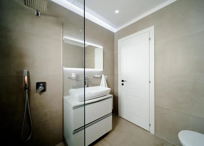 Square Luxury Penthouse Apartment *