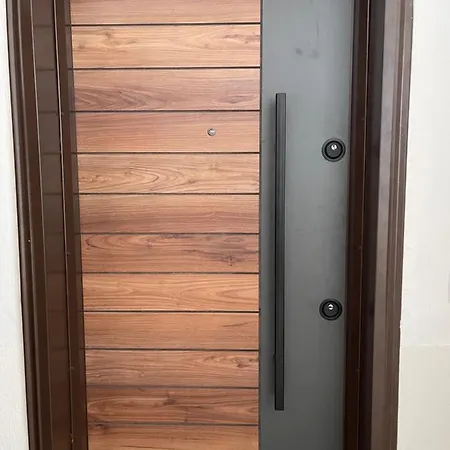 Square Luxury Penthouse تيرانا