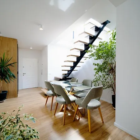 Square Luxury Penthouse * ティラナ