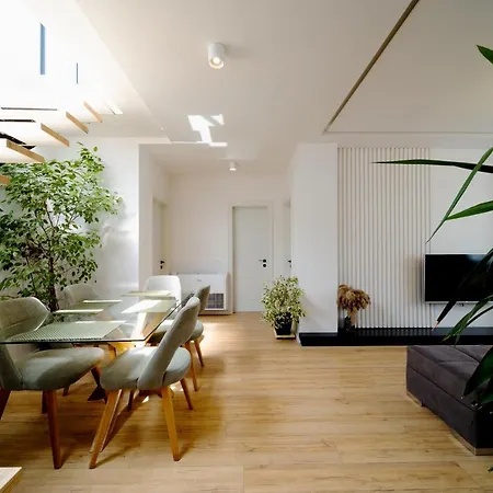 Square Luxury Penthouse شقة تيرانا