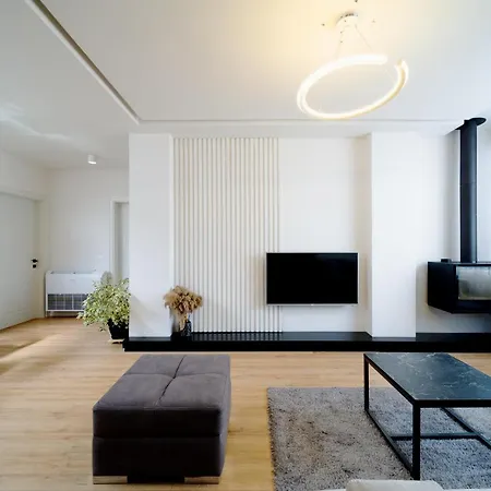 Square Luxury Penthouse * تيرانا