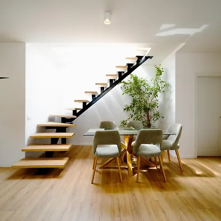 Square Luxury Penthouse ティラナ