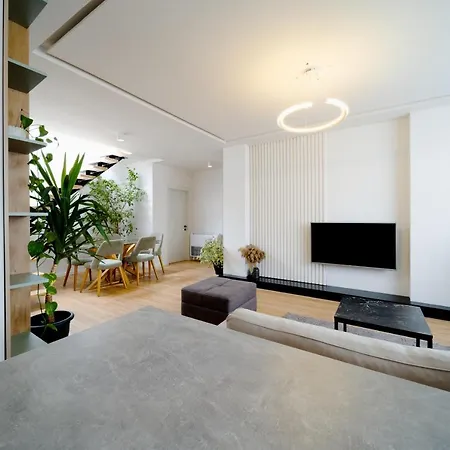 Square Luxury Penthouse * تيرانا