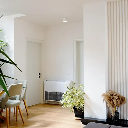 Square Luxury Penthouse تيرانا