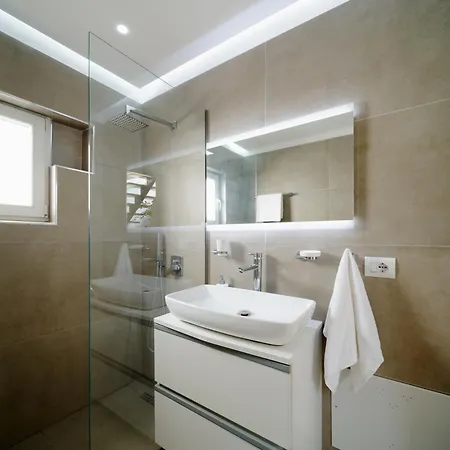 Square Luxury Penthouse شقة تيرانا