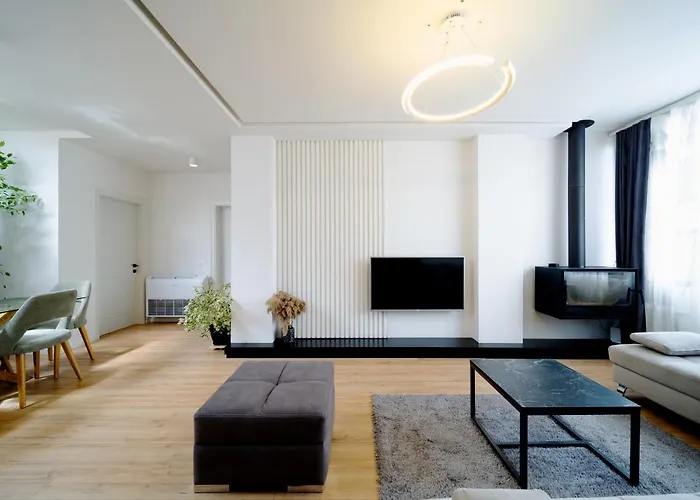 Square Luxury Penthouse * 地拉那