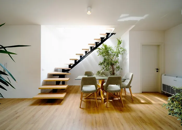 Square Luxury Penthouse 地拉那