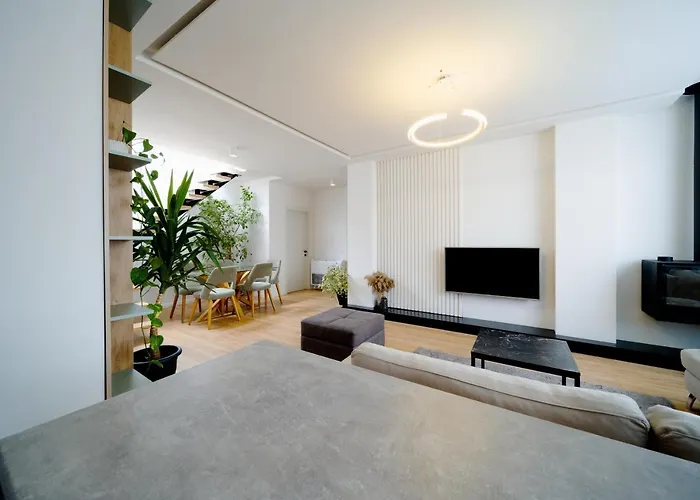 Square Luxury Penthouse * 地拉那